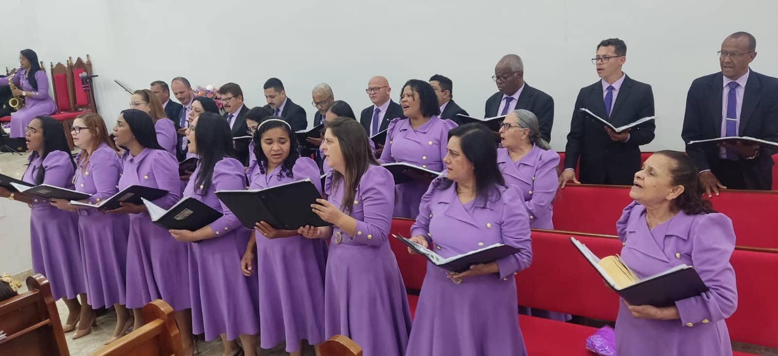 Igreja reunida em culto na AD Madureira Atibaia
