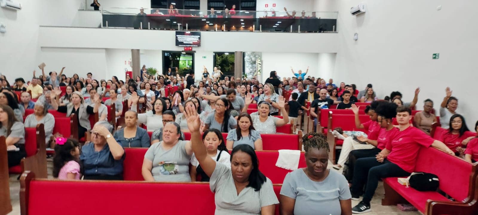Registros da AD Madureira Atibaia durante um culto no templo sede