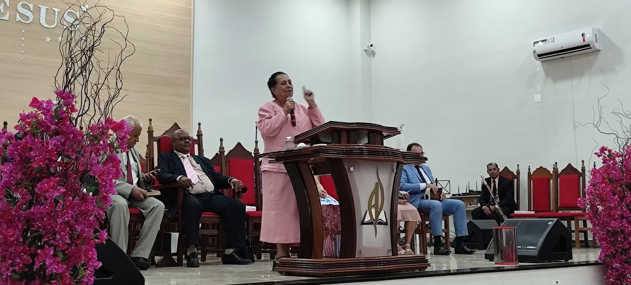 Púlpito da AD Madureira Atibaia preparado para conteúdos em áudio